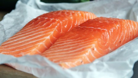 Aquacultures and sustainability: a contradiction? Salmon on packaging