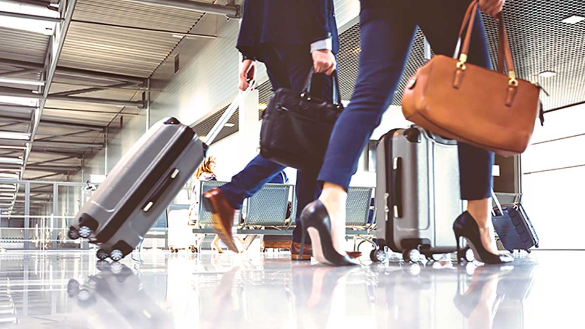 Anreise und Aufenthalt Menschen mit Gepäck an einem Flughafen, Link zu "Anreise und Aufenthalt"