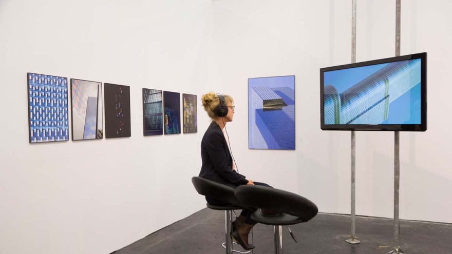 DIGITALISIERUNG im Kunstmarkt, Frau sitzt vor Flatscreen DIGITALISIERUNG im Kunstmarkt, Frau sitzt vor Flatscreen
