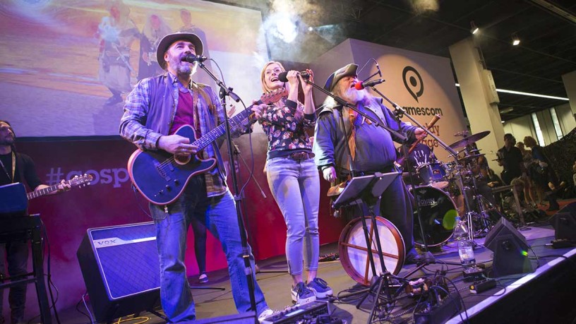 The hosts of the gamescom cosplay village