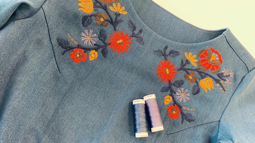 Denim dress with flower embroidery on the neckline Denim dress with flower embroidery on the neckline