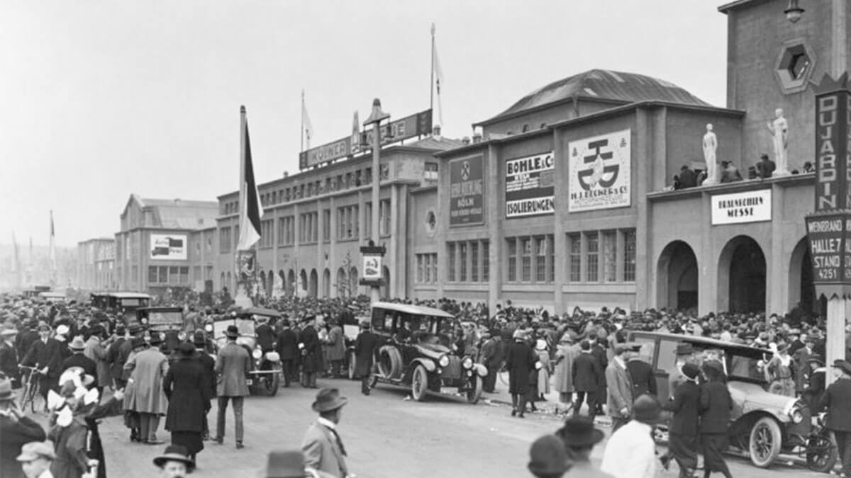 1924 – Der Andrang auf der Frühjahrsmesse ist groß. Nicht alle Anmeldungen von Ausstellern können berücksichtig werden.