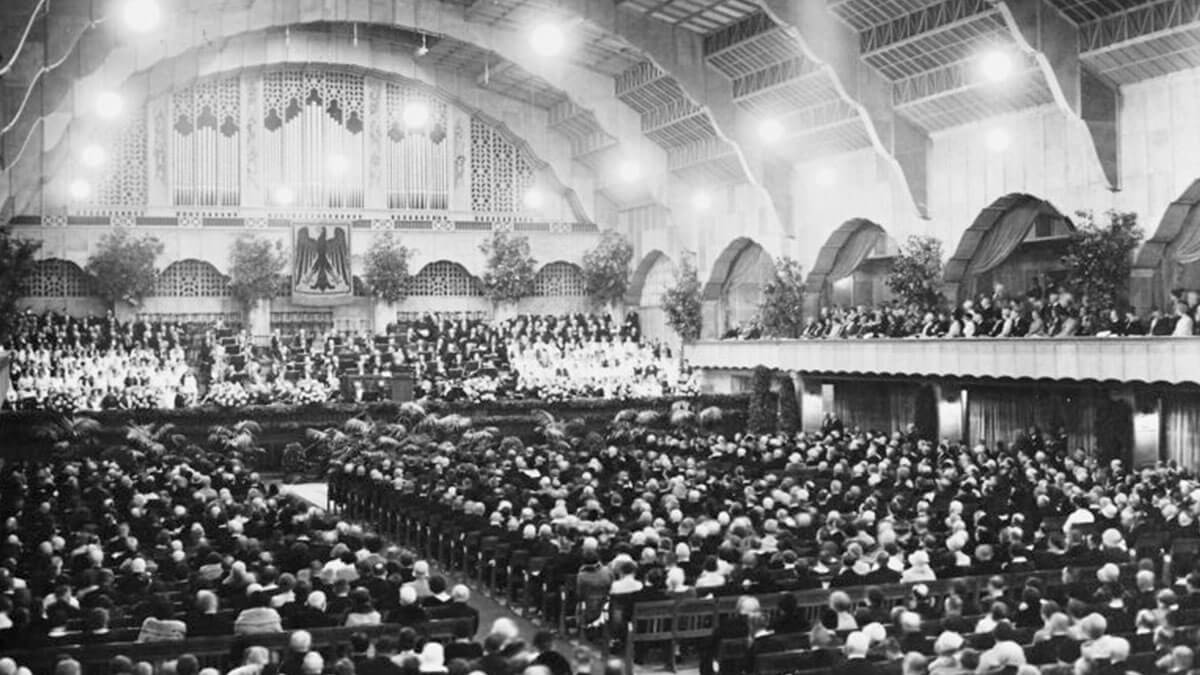 1924 – Die Eröffnungszeremonie findet in der Großen Halle statt. Die Große Halle ist das Prunkstück der Messe. 5.000 Menschen finden hier Platz.