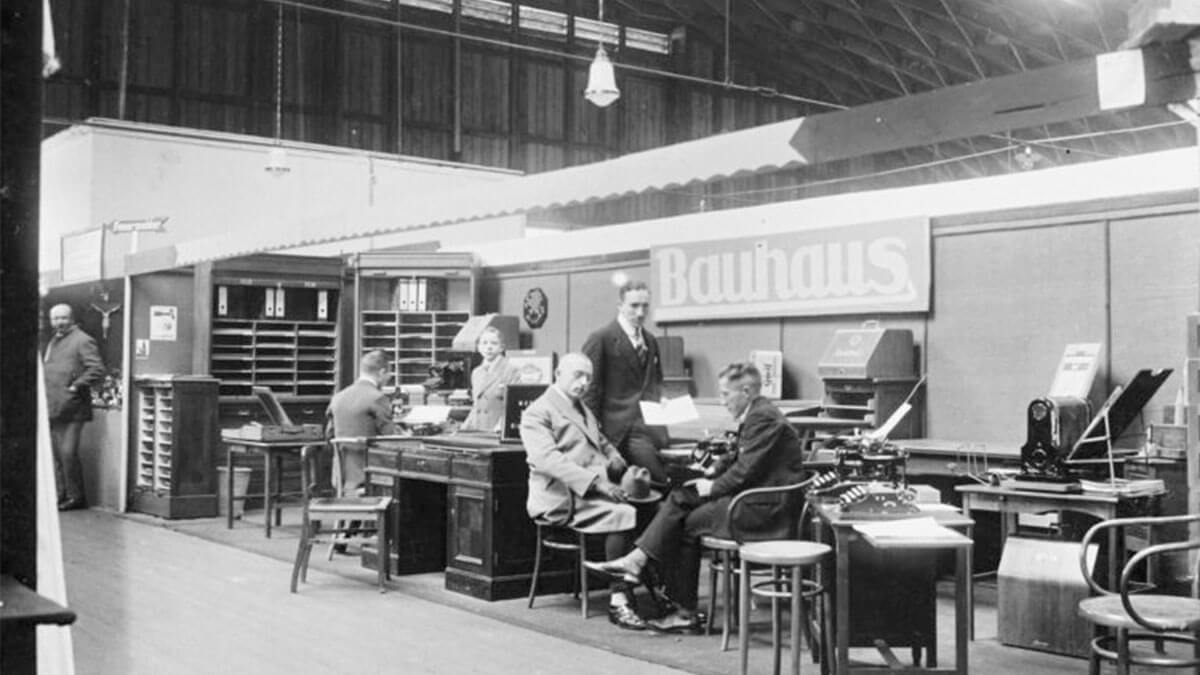 1924 – Die Frühjahrsmesse ist die erste Veranstaltung auf dem Kölner Messegelände. Als Musterschau zeigt sie vor allem Eisenwaren, Textilien und Möbel.