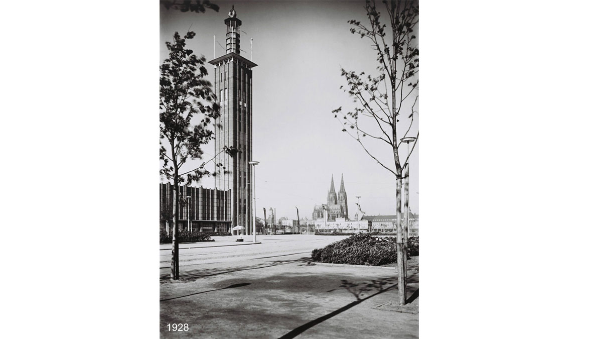 1928 – Der Messeturm, 80 m hoch, wird zur Presseausstellung Pressa erbaut und wird zum Wahrzeichen Kölns.
