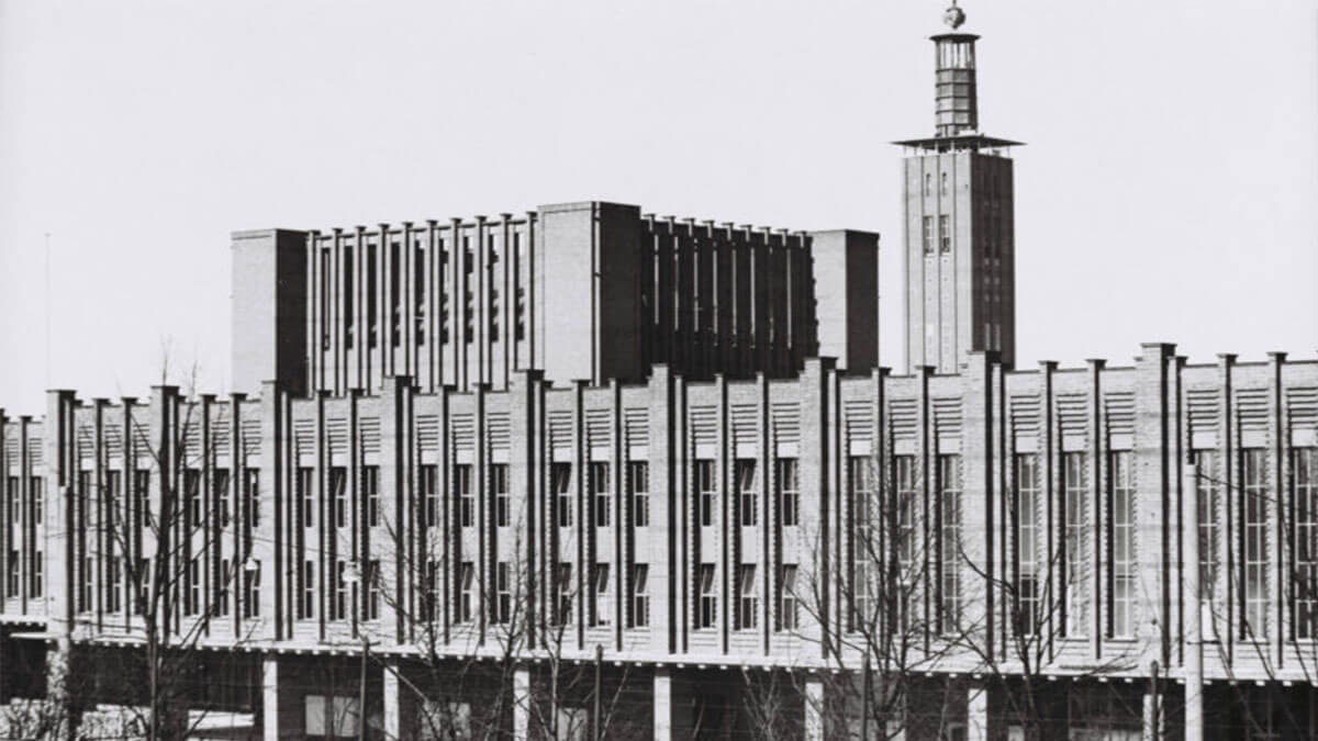 1928 – Die Backsteinummantelung der Messehallen und der Messeturm sind ein Aushängeschild der Messegesellschaft. Entworfen vom Kölner Architekten Adolf Abel stehen sie heute unter Denkmalschutz.