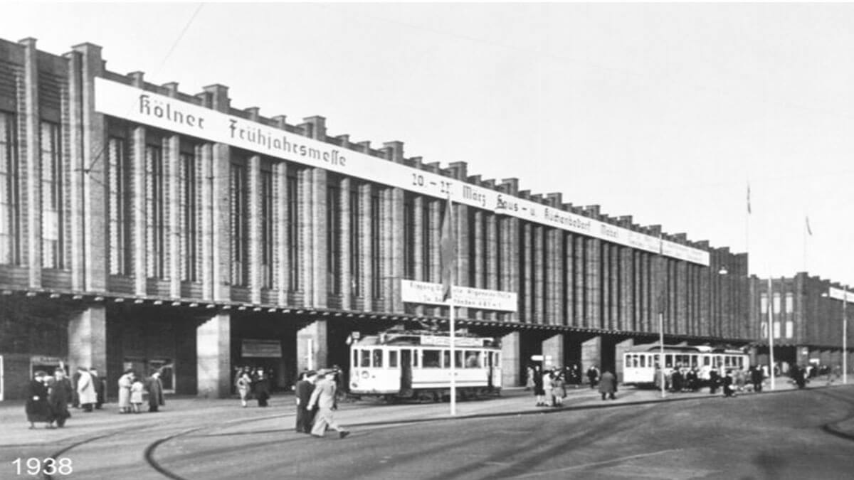 1938 – Die Südfassade der Rheinhallen während der Frühjahrsmesse