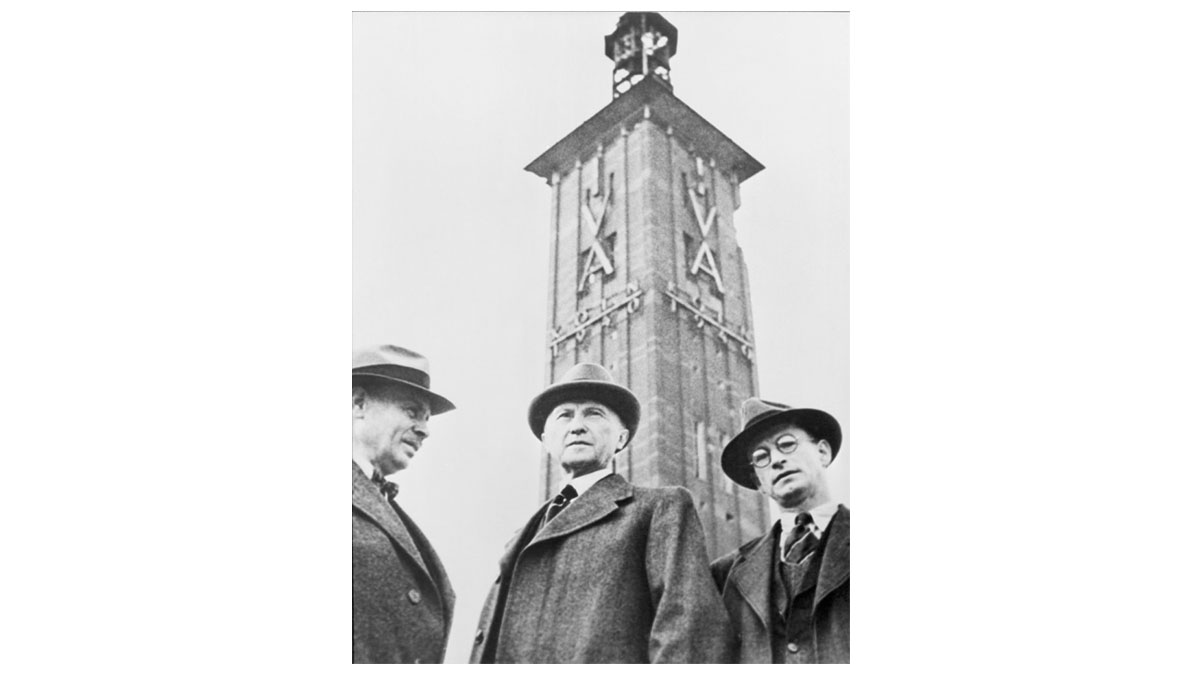 1948 – Konrad Adenauer besichtigt den Wiederaufbau der Kölner Messe nach dem Krieg.