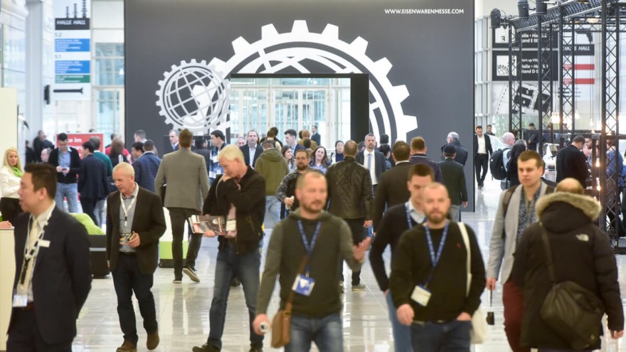 Besucher auf der INTERNATIONALEN EISENWARENMESSE. Besucher auf der INTERNATIONALEN EISENWARENMESSE.