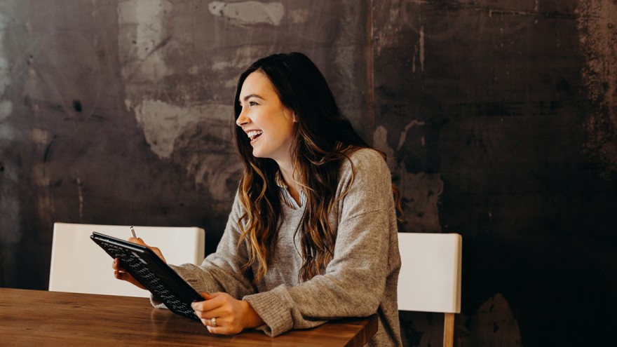 Video consulting - furnishing consultant online Video consultation: An interior design consultant meets with customers online in video chat