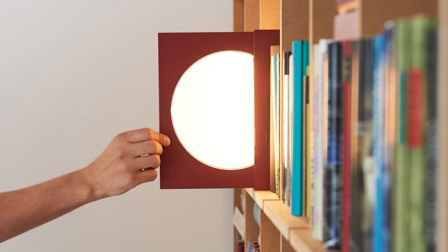 Elina-dirk-vosding Elina: a bookend that doubles as a table lamp or a reading light on the shelf.