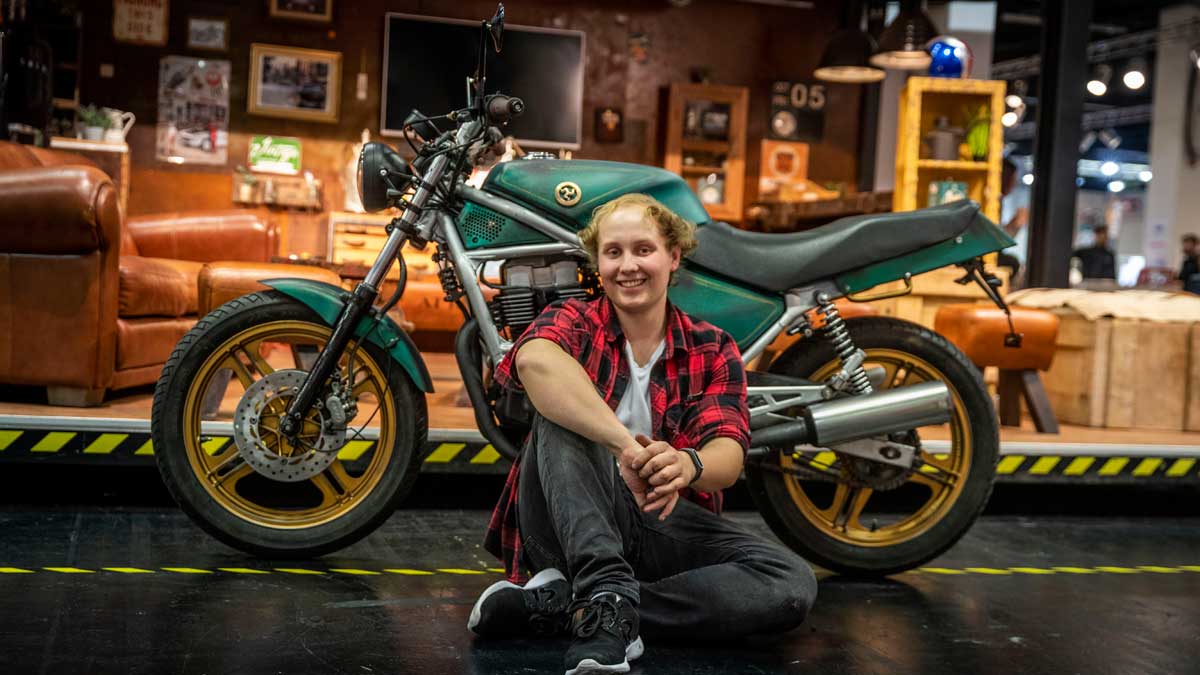 Schrott wurde flott Niklas vor seiner umgebauten HONDA CB450 S