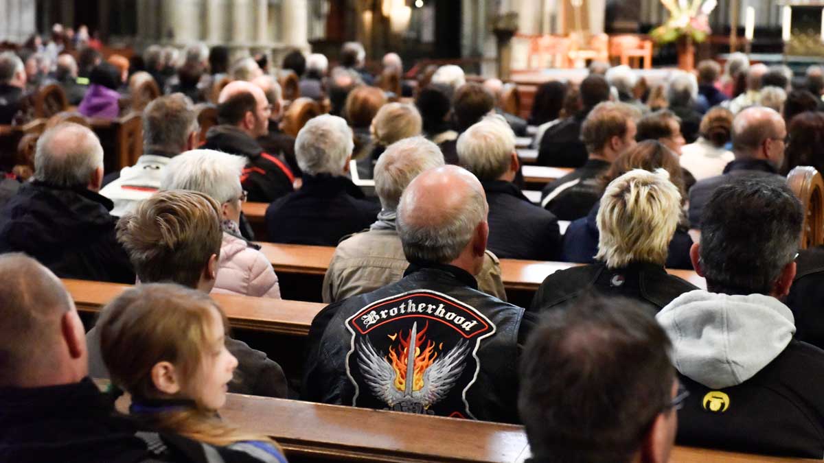 Gefüllte Bänke im Kölner Dom Gefuellte Baenke im Koelner Dom