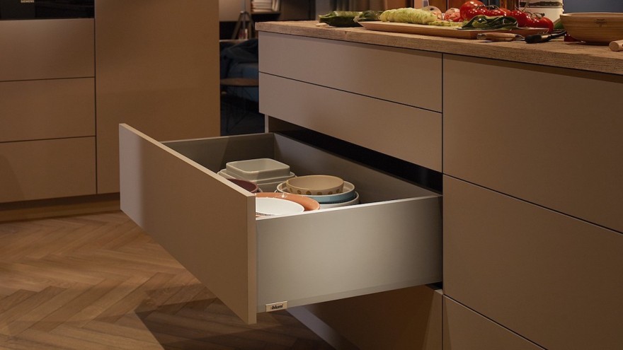 Adaptable box system with handleless fronts by Blum Blum box system