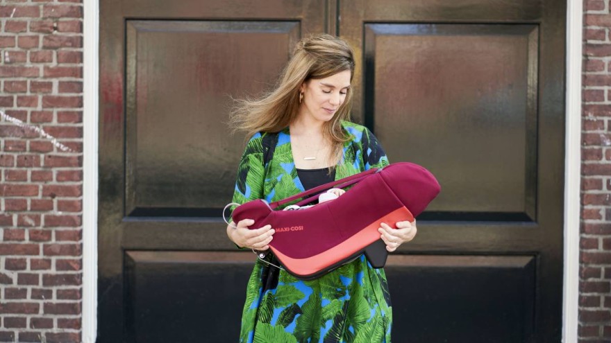 Parents can carry their child in the soft carrier simply and ergonomically - © Maxi-Cosi Maxi-Cosi Coral portable softcarrier