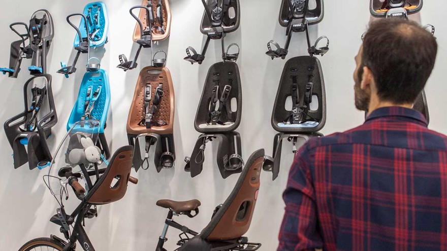 Child seats and bike trailers each have their own strengths and weaknesses so it is important to get expert advice. @Koelnmesse children's products, bicycle trailer, child seat, bike