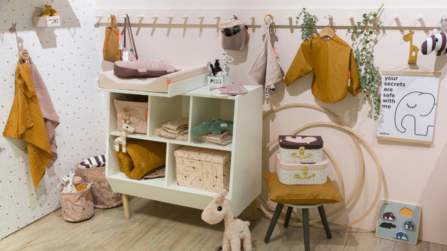 Ein Bett, eine (Wickel-)kommode und viel Platz für Spielen und Spielzeug. ©Koelnmesse done by deer, wickelkommode, kinderzimmer