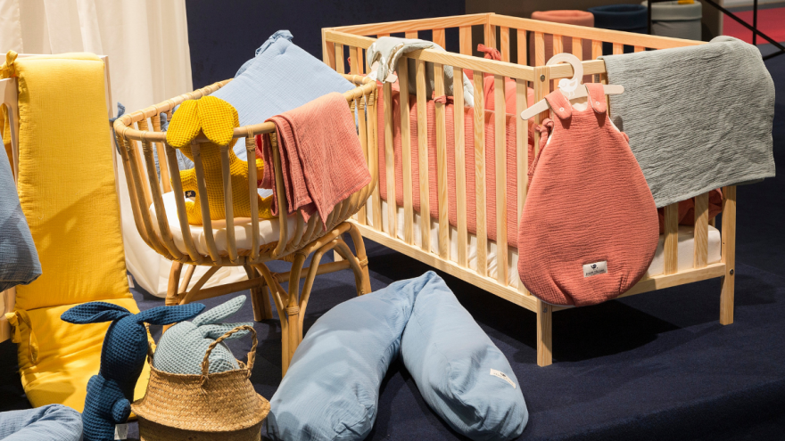 Wenn die Möbel dezent und funktional sind, dürfen die Accessoires gerne bunter und verspielter sein. ©Koelnmesse Zöllner, Kinderzimmer, Bett