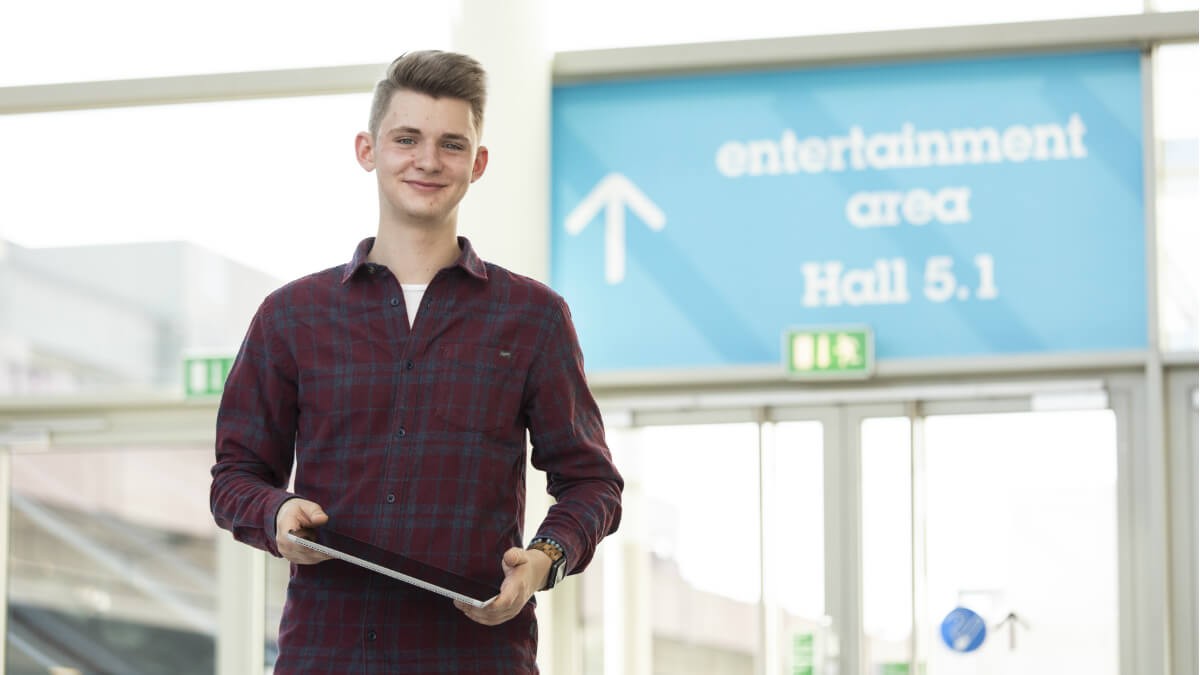 Orientierung ist auf einer Messe das A und O. Was der Bereich Besucher-Services/Eingangsmanagement dafür tut, berichtet Justin. Orientierung ist auf einer Messe das A und O. Was der Bereich Besucher-Services/Eingangsmanagement dafür tut, berichtet Justin.