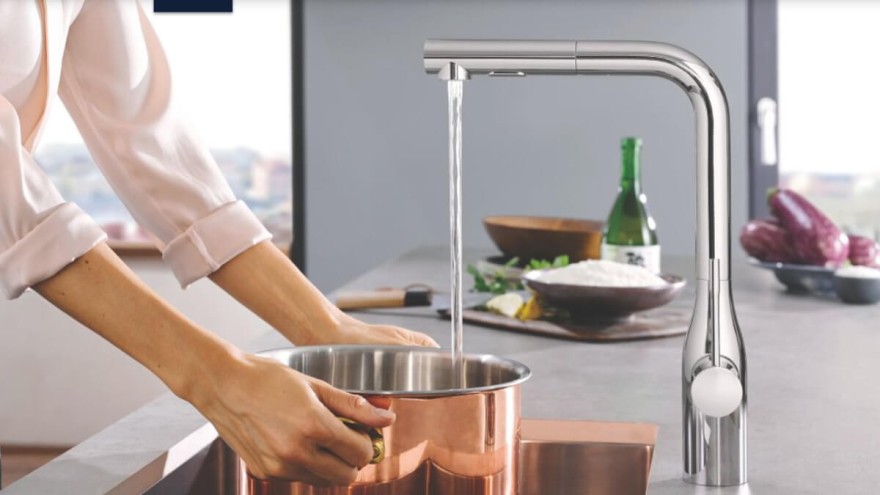 Hygiene in the kitchen: touch-free fittings No hand free? No problem with touchfree fittings