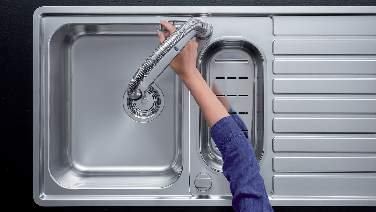 Hygiene in the kitchen: touch-free fittings Hygiene in the kitchen: touch-free fittings