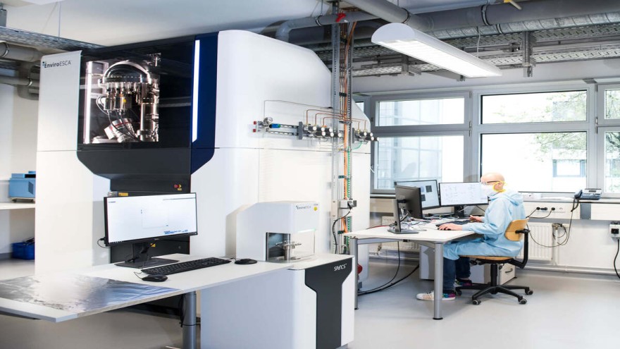 Fraunhofer ISE's PS system enables investigations of the chemical state of almost all surfaces under realistic conditions. © Fraunhofer ISE Fraunhofer ISE's PS system enables investigations of the chemical state of almost all surfaces under realistic conditions. © Fraunhofer ISE