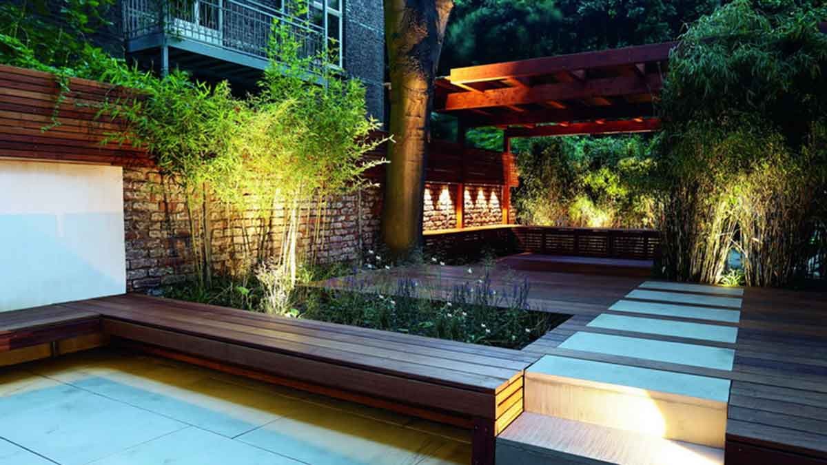 Aus einem trostlosen innerstädtischen Hinterhof plante und realisierte Gartenwerk sander.schumacher.gmbh.co.kg einen einladenden Gartenraum mit überdachter Pergola, Holzbank, raschelndem Bambus und atmosphärischen Lichtquellen. In Zukunft wird ein Wasserbecken das Projekt „Methamorphe Verwandlung“ komplettieren. – Foto: Gölz/Neubauer, Gärten des Jahres 2019, Callwey Aus einem trostlosen innerstädtischen Hinterhof plante und realisierte Gartenwerk sander.schumacher.gmbh.co.kg einen einladenden Gartenraum mit überdachter Pergola, Holzbank, raschelndem Bambus und atmosphärischen Lichtquellen. In Zukunft wird ein Wasserbecken das Projekt „Methamorphe Verwandlung“ komplettieren. – Foto: Gölz/Neubauer, Gärten des Jahres 2019, Callwey