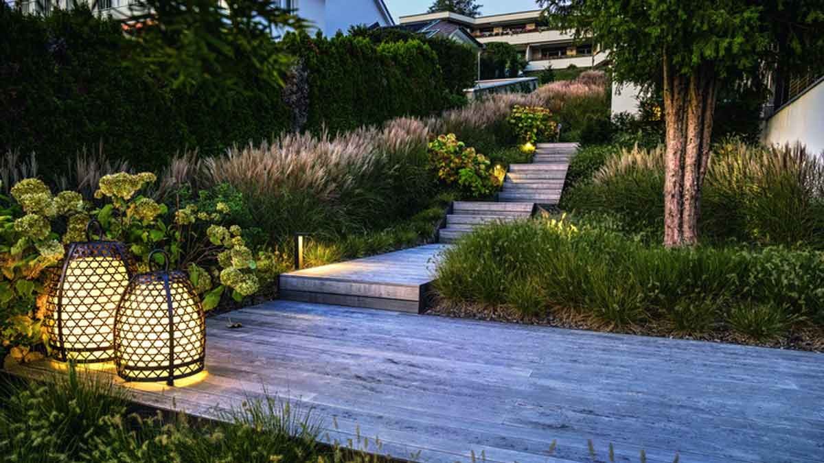 Sich sanft im Wind wiegende Gräser neben großblütigen Hortensien, eingerahmt von Immergrünen – „Ein Gräsergarten am See“ von PARC’S Gartengestaltung GmbH setzt auf großflächige, reduzierte Bepflanzung und kombiniert diese mit Wegen, Treppen und einer Terrasse aus hochwertigem Holz. Ausführung: egli jona ag. – Foto: Gölz/Neubauer, Gärten des Jahres 2019, Callwey Sich sanft im Wind wiegende Gräser neben großblütigen Hortensien, eingerahmt von Immergrünen – „Ein Gräsergarten am See“ von PARC’S Gartengestaltung GmbH setzt auf großflächige, reduzierte Bepflanzung und kombiniert diese mit Wegen, Treppen und einer Terrasse aus hochwertigem Holz. Ausführung: egli jona ag. – Foto: Gölz/Neubauer, Gärten des Jahres 2019, Callwey