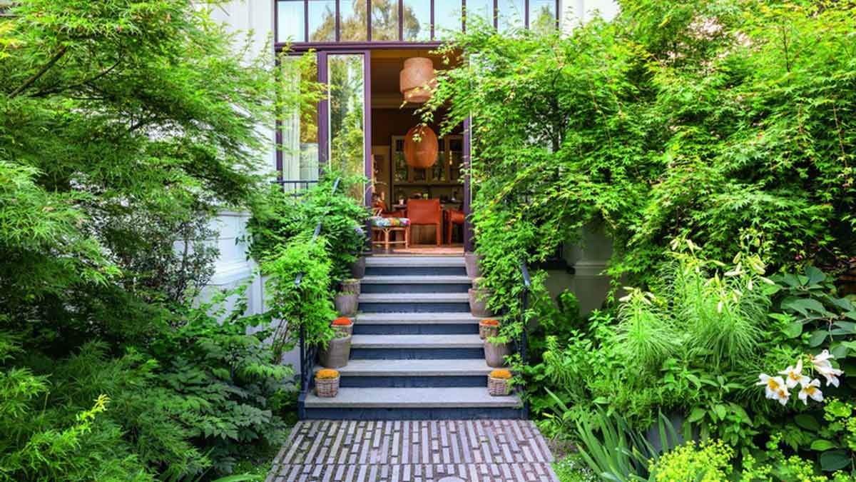 „Mosaik der Kulturen“ von FFLO – James Fox bringt japanische, englische und deutsche Gartenkultur gekonnt zusammen und erschafft eine ganz neue Art des Gartenstils. Dort rahmen Bambus, Gräser und Nadelgehölze einen steinernen Weg ein, der durch verschiedene Gartenräume bis zum Haus führt. Ausführung: Forster Garten- und Landschaftsbau – Foto: Gölz/Neubauer, Gärten des Jahres 2019, Callwey „Mosaik der Kulturen“ von FFLO – James Fox bringt japanische, englische und deutsche Gartenkultur gekonnt zusammen und erschafft eine ganz neue Art des Gartenstils. Dort rahmen Bambus, Gräser und Nadelgehölze einen steinernen Weg ein, der durch verschiedene Gartenräume bis zum Haus führt. Ausführung: Forster Garten- und Landschaftsbau – Foto: Gölz/Neubauer, Gärten des Jahres 2019, Callwey