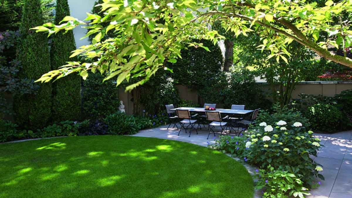 Eine kreisrunde Rasenfläche, eingefasst von Ruhrsandstein, bestimmt den Stadtgarten „Die Quadratur des Kreises“ von Brigitte Röde Planungsbüro Garten und Freiraum. Sitz- und Liegemöglichkeiten laden ein, den Blick auf Blattschmuckstauden, Gehölze sowie zahlreiche Blühpflanzen zu genießen. Ausführung: Jansen und Arens GmbH & Co. KG – Foto: Gölz/Neubauer, Gärten des Jahres 2019, Callwey Eine kreisrunde Rasenfläche, eingefasst von Ruhrsandstein, bestimmt den Stadtgarten „Die Quadratur des Kreises“ von Brigitte Röde Planungsbüro Garten und Freiraum. Sitz- und Liegemöglichkeiten laden ein, den Blick auf Blattschmuckstauden, Gehölze sowie zahlreiche Blühpflanzen zu genießen. Ausführung: Jansen und Arens GmbH & Co. KG – Foto: Gölz/Neubauer, Gärten des Jahres 2019, Callwey