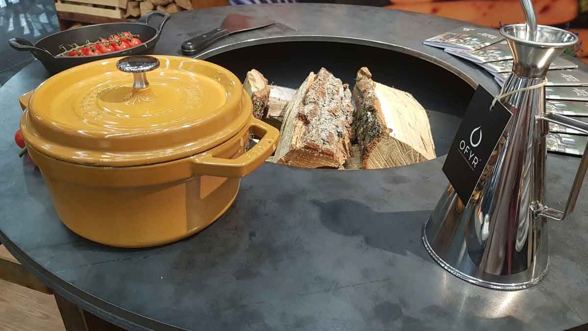 Rustikale Feuerplatten, bei denen es brutzelt und qualmt, sind unter Verbrauchern sehr beliebt. Rustikale Feuerplatten, bei denen es brutzelt und qualmt, sind unter Verbrauchern sehr beliebt.