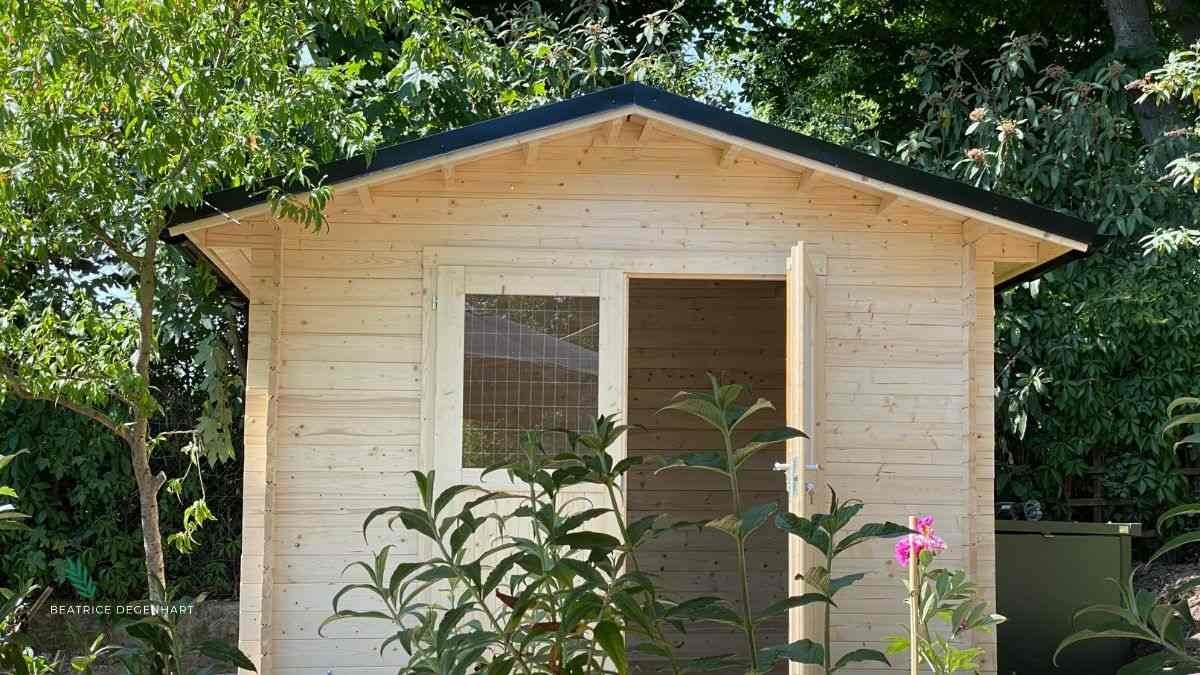 Garden house Tina before the painting. It is built from Nordic spruce wood, which is particularly robust and durable. Garden house Tina before the painting. It is built from Nordic spruce wood, which is particularly robust and durable.
