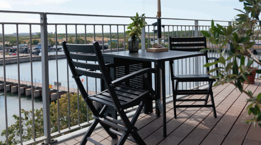 Can be folded up and stowed away well: balcony table "Butterfly" © cinas Can be folded up and stowed away well: balcony table "Butterfly" © cinas