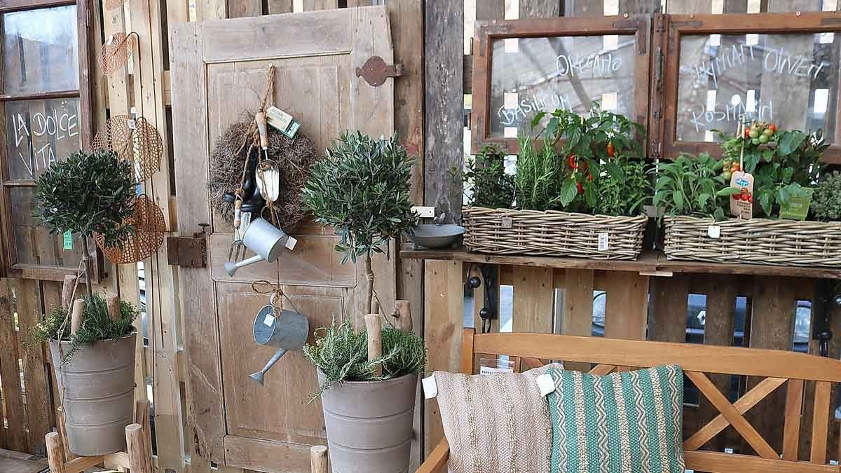 Bretter, alte Türen oder Fenster eignen sich hervorragend für die POS-Gestaltung. – Foto: O. Mathys Bretter, alte Türen oder Fenster eignen sich hervorragend für die POS-Gestaltung. – Foto: O. Mathys