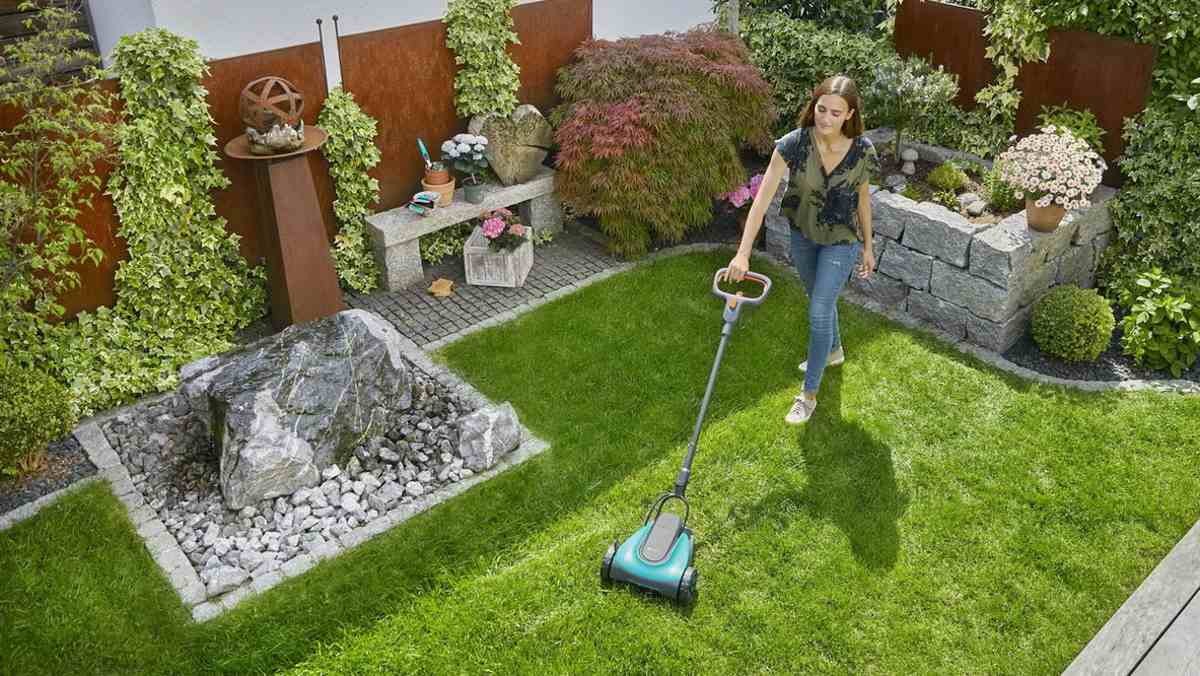 Speziell für kleine Flächen: Der Mini-Rasenmäher „HandyMower Li-18/20“ soll sich so leicht bewegen lassen wie ein Staubsauger im Wohnzimmer. – Foto: Gardena Speziell für kleine Flächen: Der Mini-Rasenmäher „HandyMower Li-18/20“ soll sich so leicht bewegen lassen wie ein Staubsauger im Wohnzimmer. – Foto: Gardena