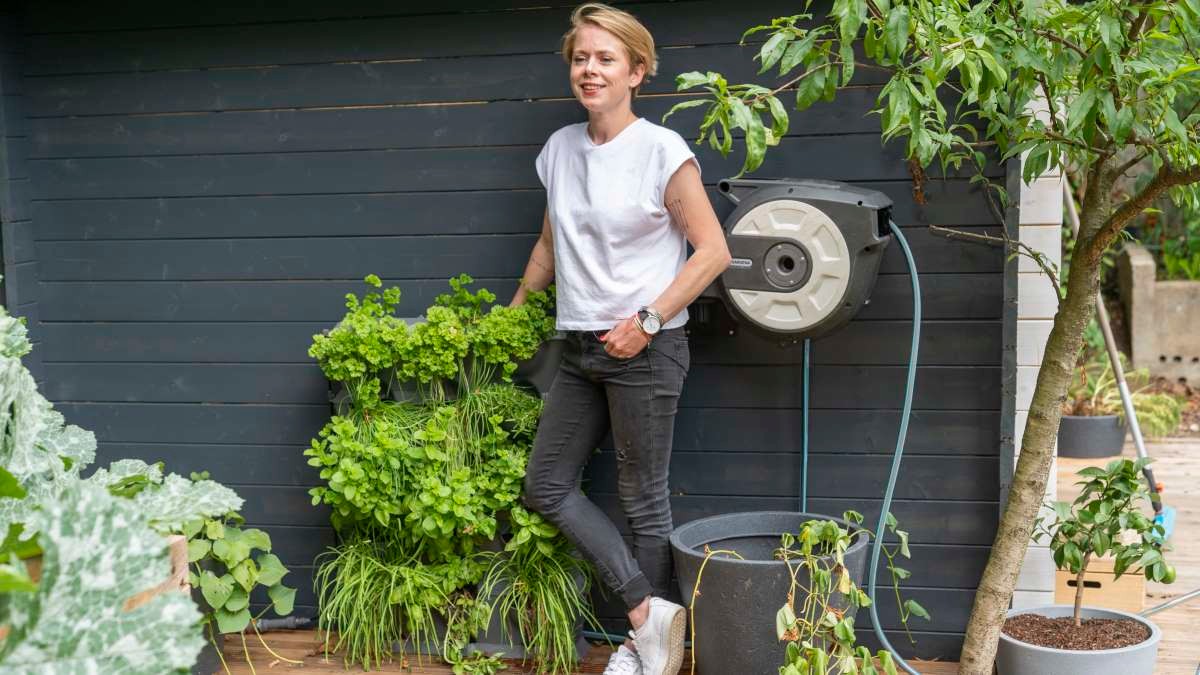 Bloggerin Beatrice Degenhart neben dem Pflanzenbehälter-System NatureUp! von GARDENA im Nachhaltigen Garten. Bloggerin Beatrice Degenhart neben dem Pflanzenbehälter-System NatureUp! von GARDENA im Nachhaltigen Garten.