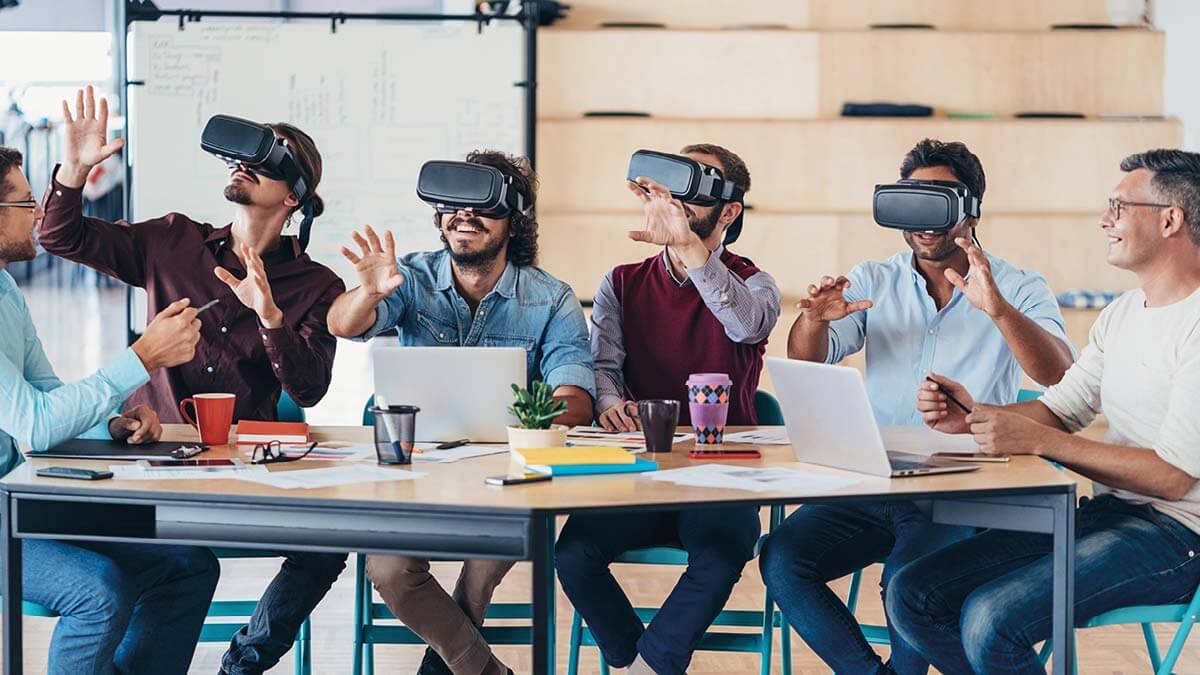 Gehen Sie gemeinsam mit uns neue, digitale Wege (Messebsucher mit VR Brillen) Gehen Sie gemeinsam mit uns neue, digitale Wege (Messebsucher mit VR Brillen)