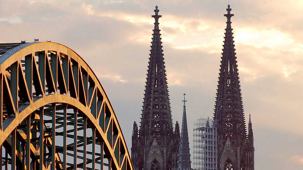 Branchentreffpunkt Köln Branchentreffpunkt Köln (Domtürme und Hohenzollernbrücke)